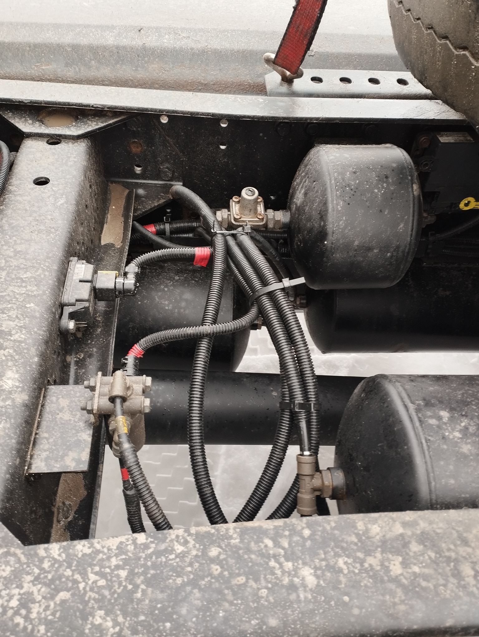 Седельный тягач КАМАЗ 5490-801-DC (газодизель) 2021 г. - фото 41